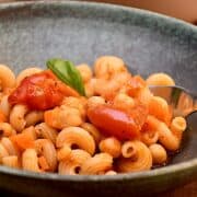 Billede af pasta med kikærter.