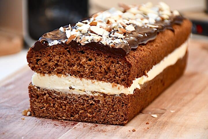 sirupskage lagt sammen med smørcreme