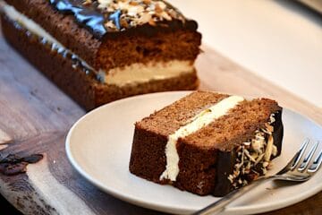 Billede af sirupskage med smørcreme.