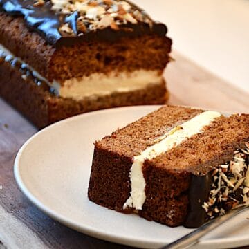 Billede af sirupskage med smørcreme.