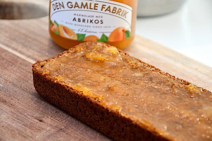sirupskagen smøres med abrikosmarmelade