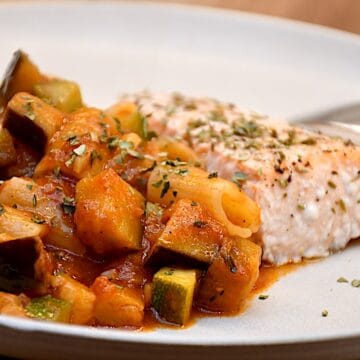 Billede af laks med ratatouille.