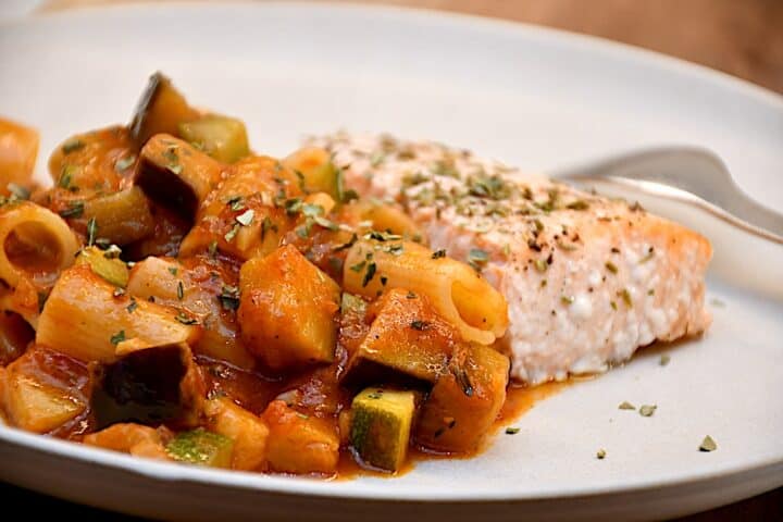 Billede af laks med ratatouille.