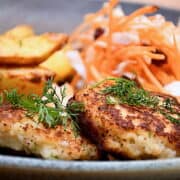 Billede af torskedeller med kartofler og bagepulver.