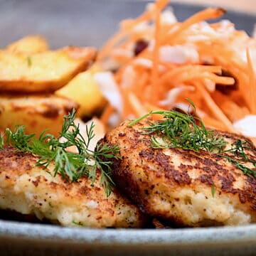 Billede af torskedeller med kartofler og bagepulver.