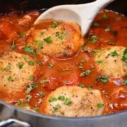 Billede af udbenede kyllingeoverlår tilberedt i gryde.