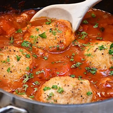 Billede af udbenede kyllingeoverlår tilberedt i gryde.