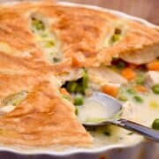 Billede af forårspie med butterdej, kylling og grøntsager.