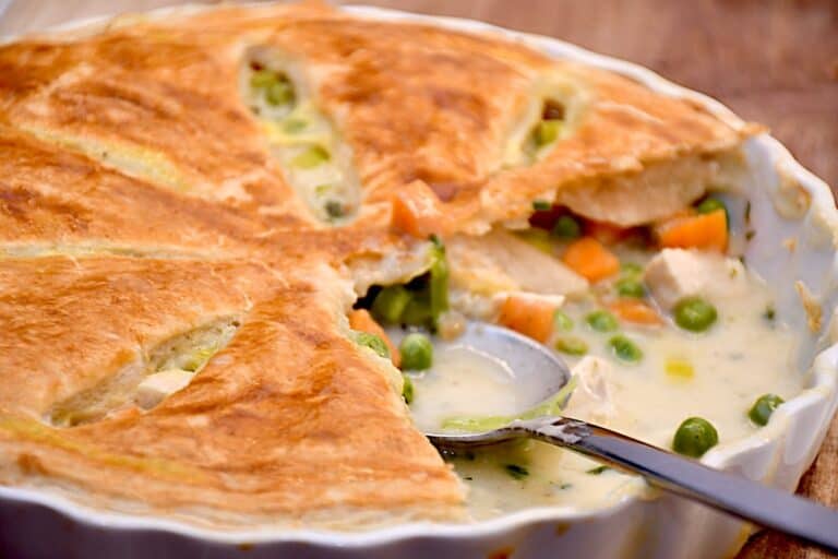 Billede af forårspie med butterdej, kylling og grøntsager.