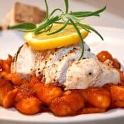 Billede af gnocchi i tomatsauce med citronstegt kylling.