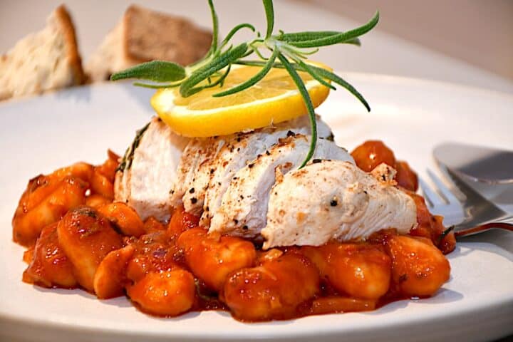 Billede af gnocchi i tomatsauce med citronstegt kylling.
