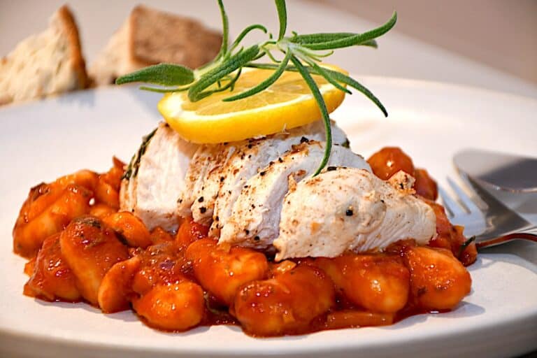 Billede af gnocchi i tomatsauce med citronstegt kylling.