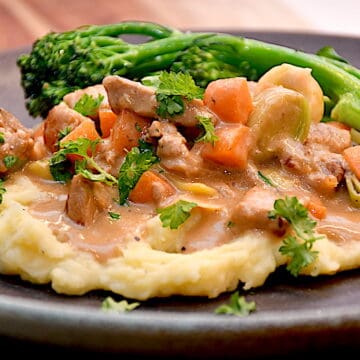 Billede af gris i sennepssovs.