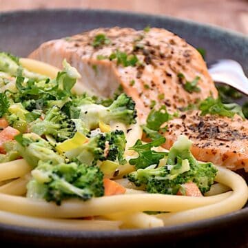 Billede af laks med broccoli.