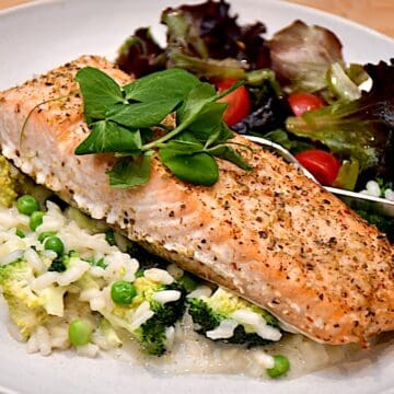 Billede af laksesteak med grøn risotto.