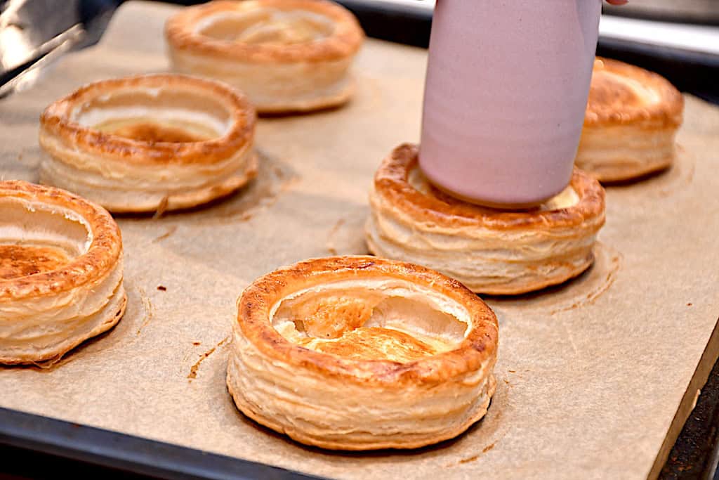 Billede af bagte vol-au-vent presses lidt ned på midten.