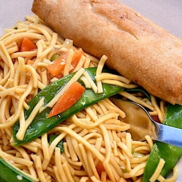 Billede af hjemmelavede chinabox nudler.