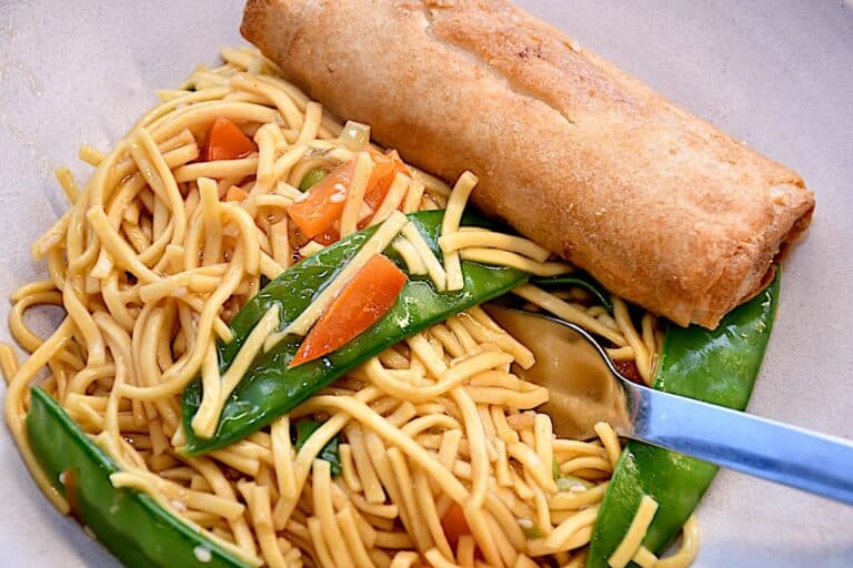 Billede af hjemmelavede chinabox nudler.