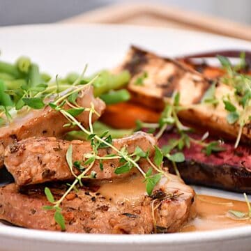 Billede af grydestegte nakkekoteletter.