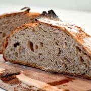 Billede af hjemmebagt surdejsbrød.