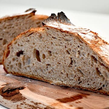 Billede af hjemmebagt surdejsbrød.