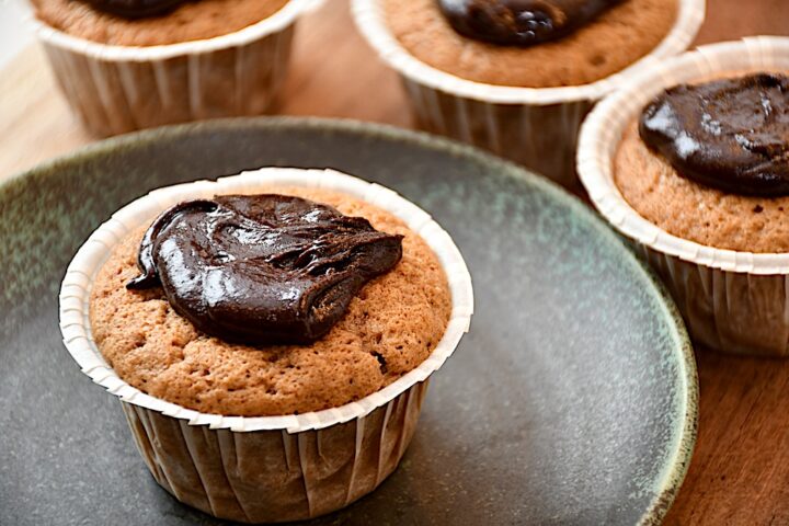 kanelmuffins klar til servering