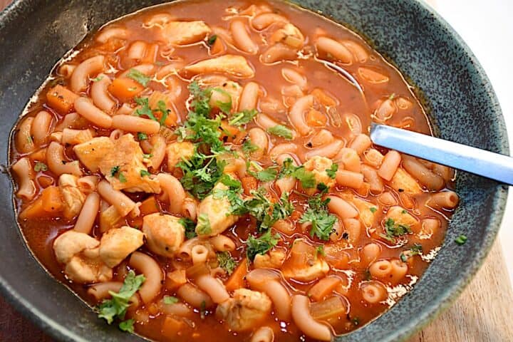 Billede af kylling pastasuppe i tallerken.