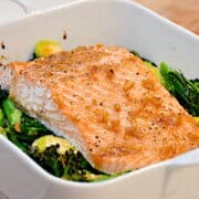 Billede af laks med rosenkål og sojadressing.