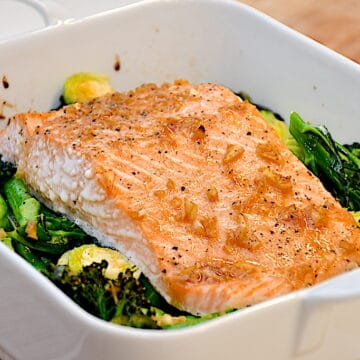 Billede af laks med rosenkål og sojadressing.