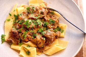 Billede af ragu med nakkefilet og pappardelle.