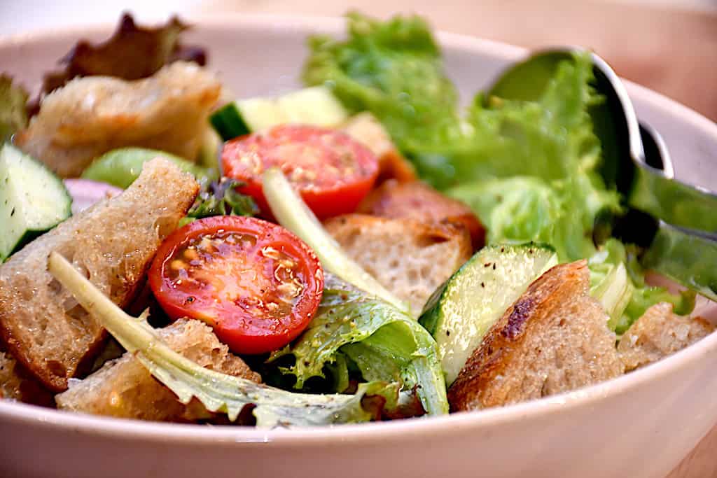 salat med surdejsbrød serveringsforslag