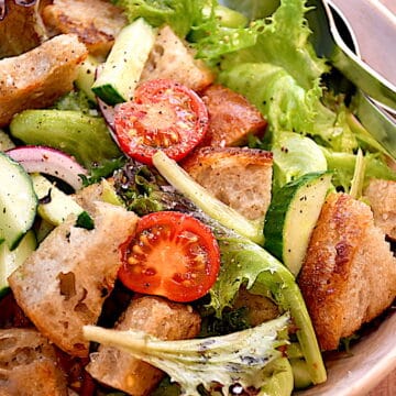 Billede af salat med surdejsbrød, tomat og agurk.