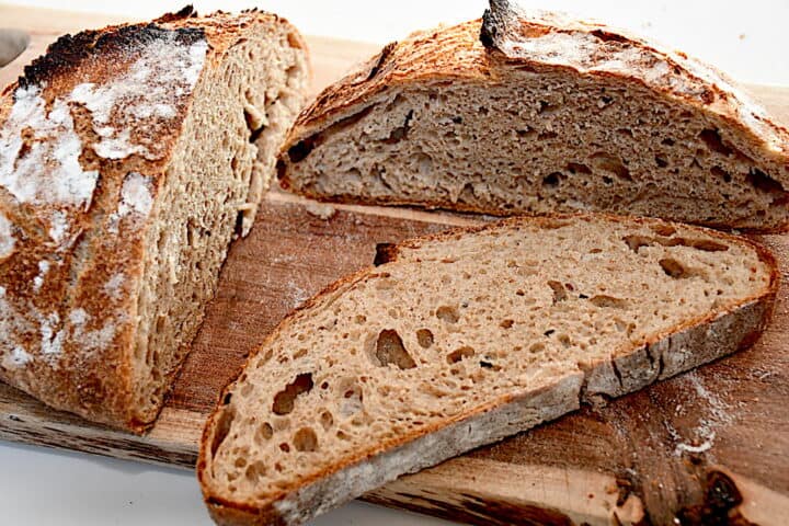 Billede af surdejsbrød skåret i skiver.