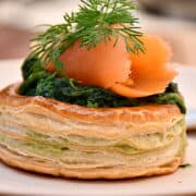 Billede af vol-au-vent med spinat og røget laks.