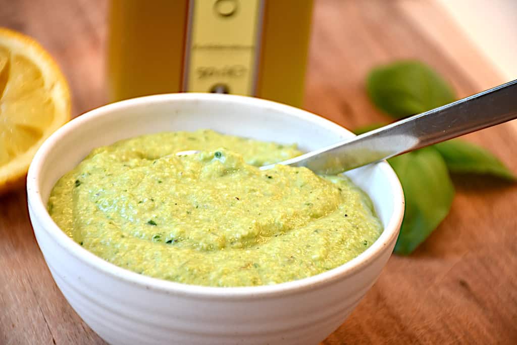 Billede af aspargespesto klar til servering.