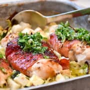 Billede med grillbakke med kylling og grøntsager.