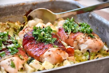 Billede med grillbakke med kylling og grøntsager.