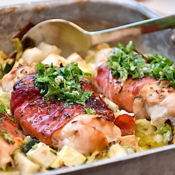 Billede med grillbakke med kylling og grøntsager.