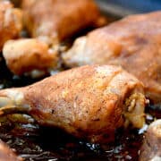 Billede af langtidsstegte kyllingelår.