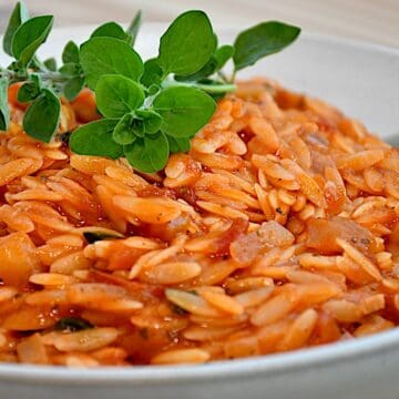 Billede af orzo med tomat.