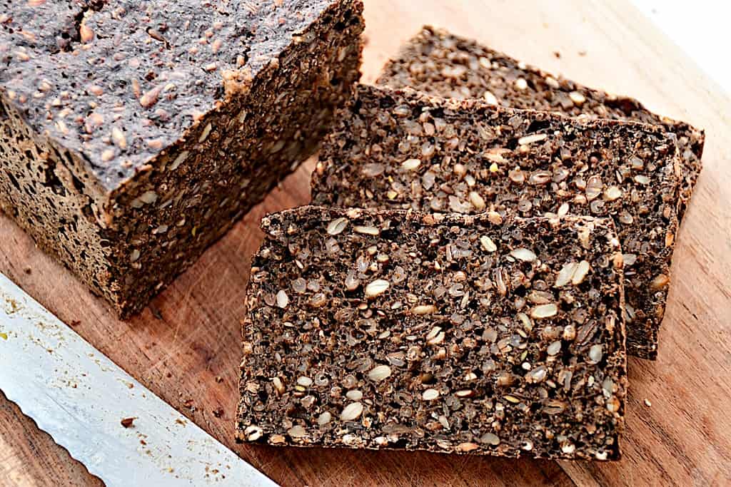 Billede af Holgers rugbrød er en brød med masser af kerner.