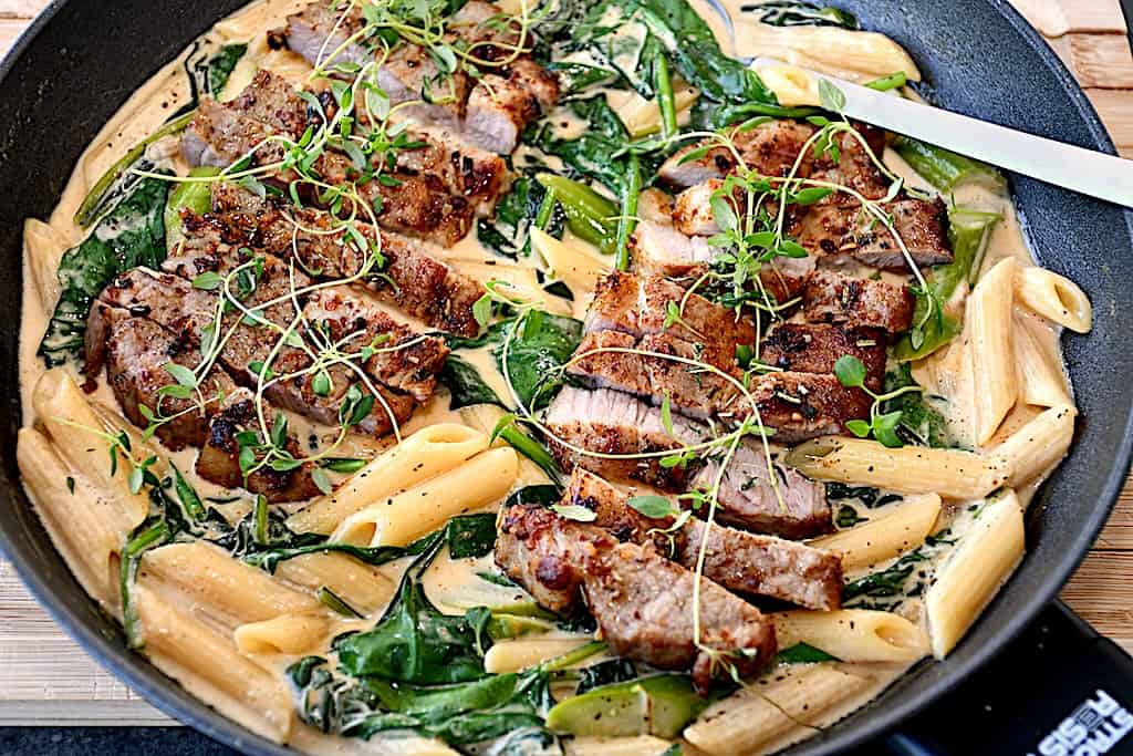 Billede af koteletter med pasta servering.