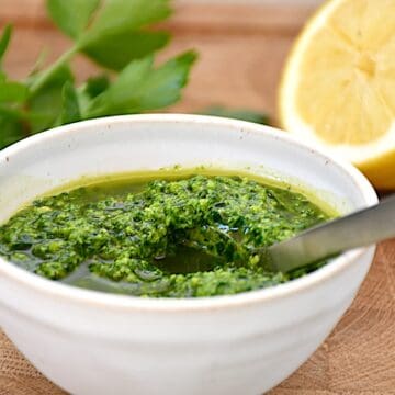 Billede med løvstikkepesto.