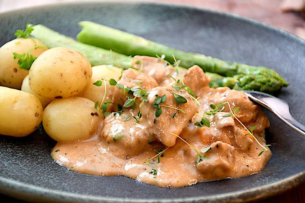 Billede af.nakkefilet med salvie serveret med kartofler og asparges.
