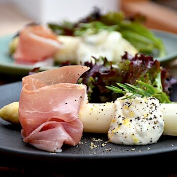 Billede af hvide asparges med citronmayonnaise og parmaskinke.