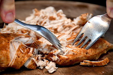 med to gafler kan du nemt trække kødet fra hinanden til pulled chicken