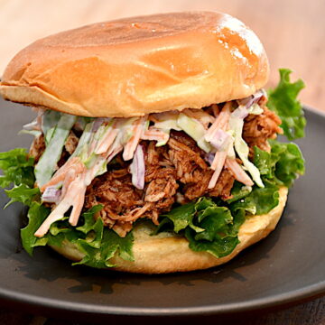 Billede med pulled chicken burger med coleslaw.