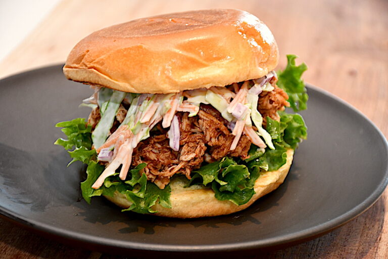 Billede med pulled chicken burger med coleslaw.