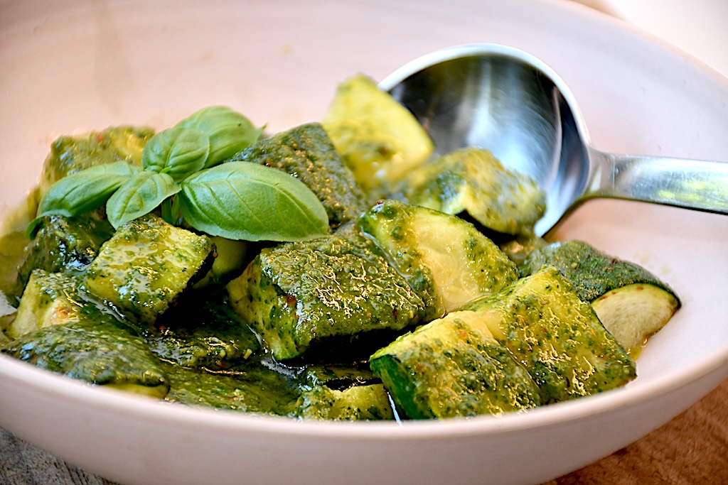 Billede af stegt squash med pesto.