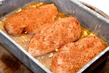 til pulled chicken gnides rub godt ind i kyllingefileterne